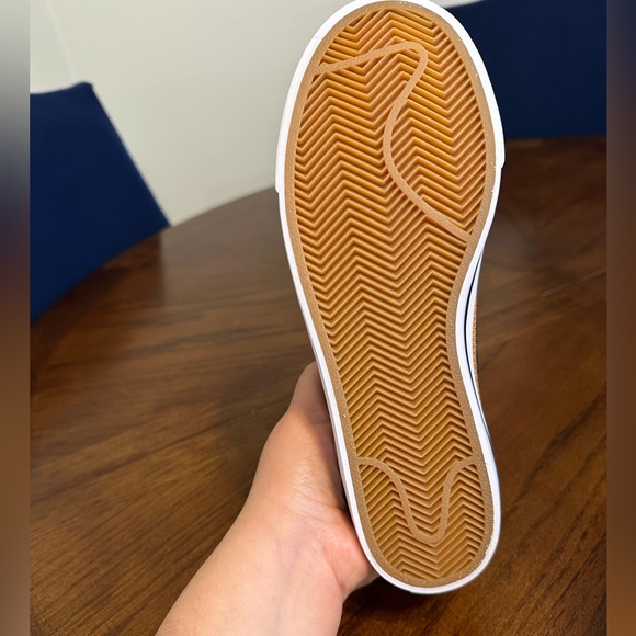 Nike White and Black Sneakers with Gold Trim - Picture 3 of 4